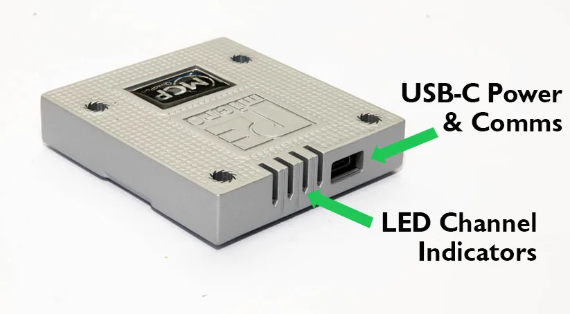 QuadPod の USB-C 電源&コムズと LED チャネルインジケータ